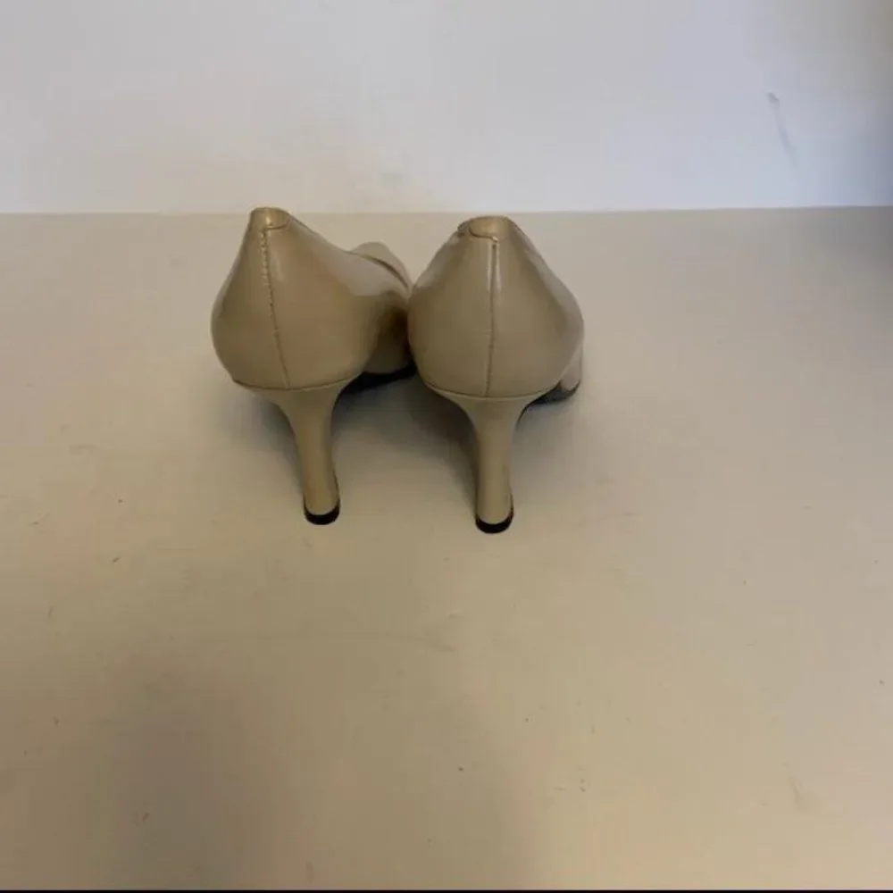 Etienne Aigner Cream Closed Toe Pumps 8M - Picture 9 of 11